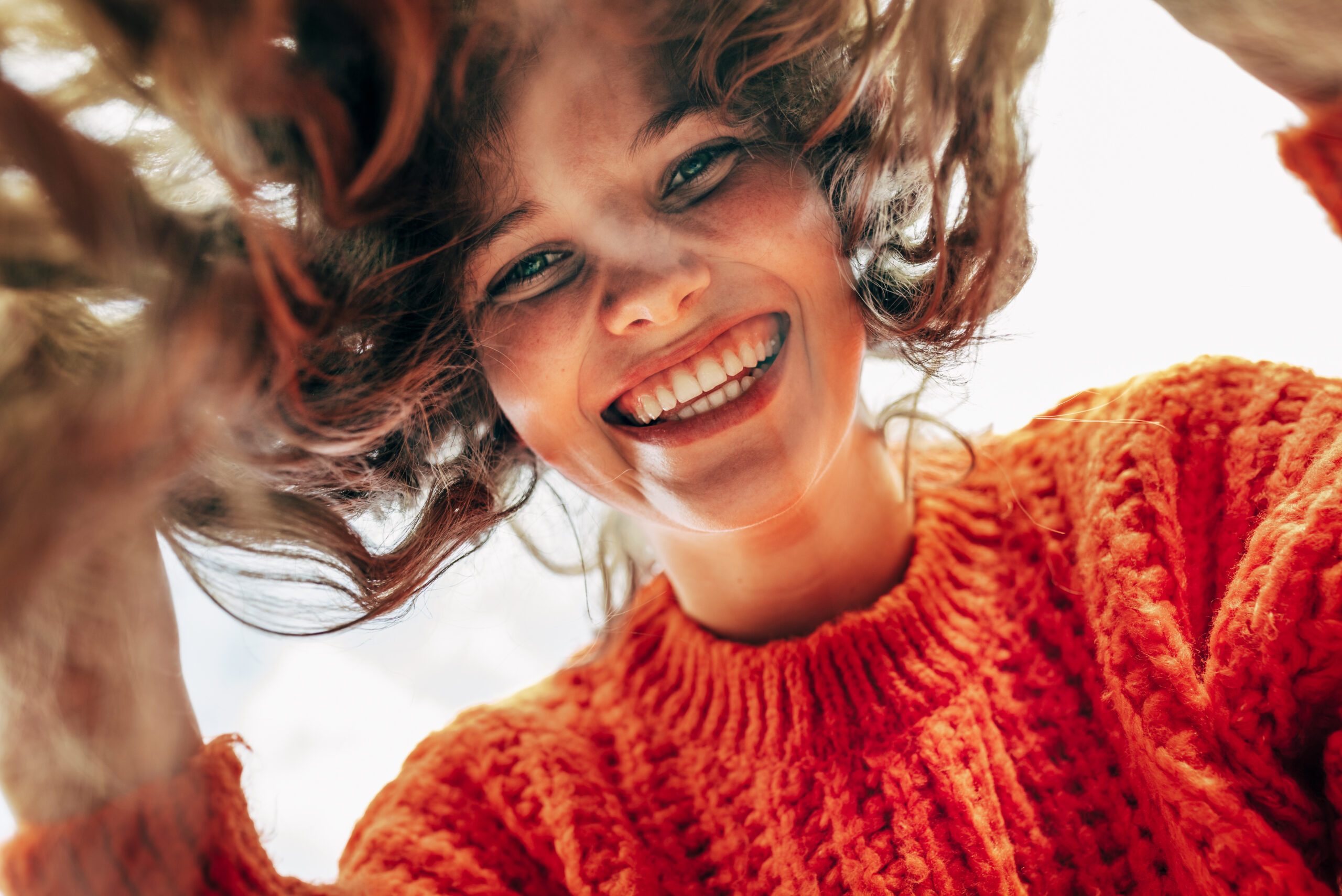 Bottom view of a candid beautiful young woman wearing a knitted J'ai besoin d'aide contre les violences sexuelles